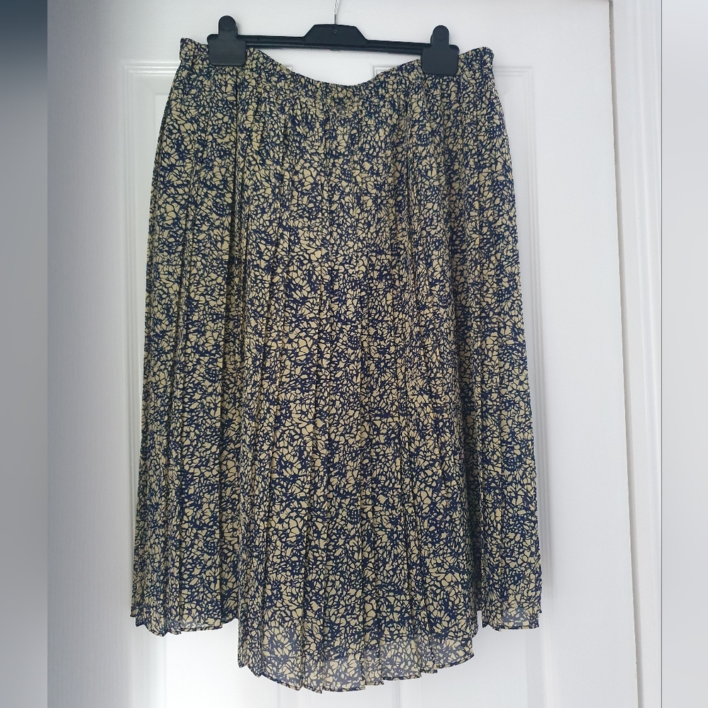 Vintage Cinq Deux Beige & Navy Two Piece V-Neck Blouse & Pleated Skirt - Picture 7 of 12